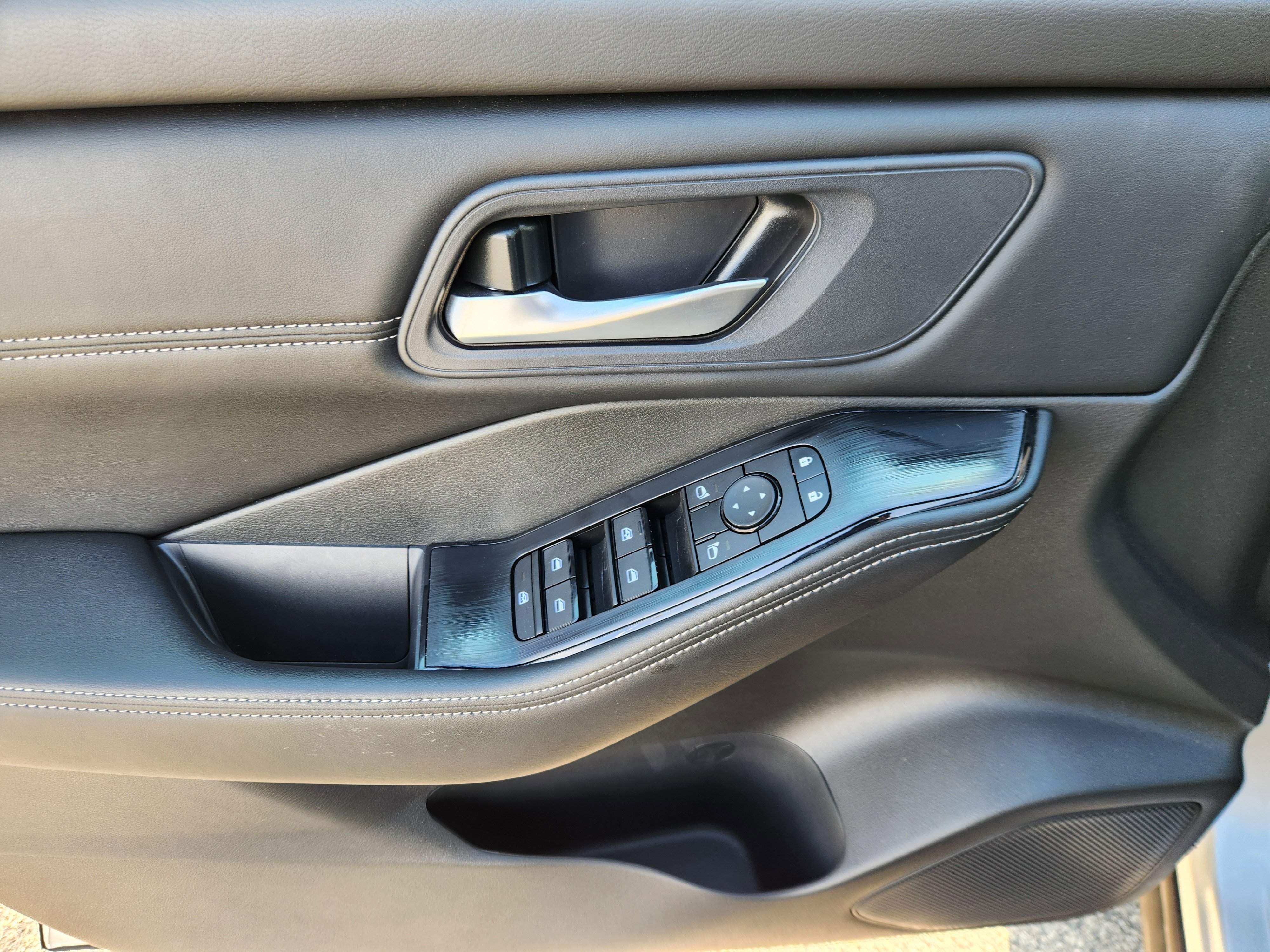 Used 2024 Nissan Rogue SV w/ SV Premium Package image 17