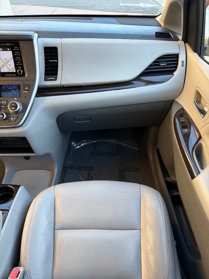Used 2020 Toyota Sienna XLE w/ XLE Navigation Package image 13