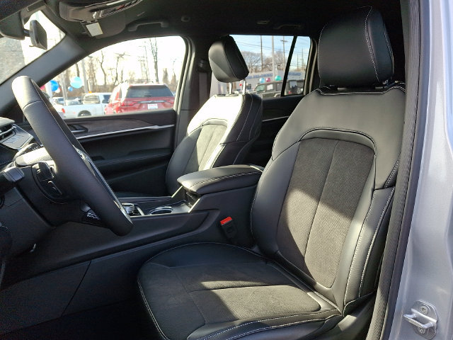 New 2026 Jeep Grand Cherokee Altitude AWD/4WD image 9