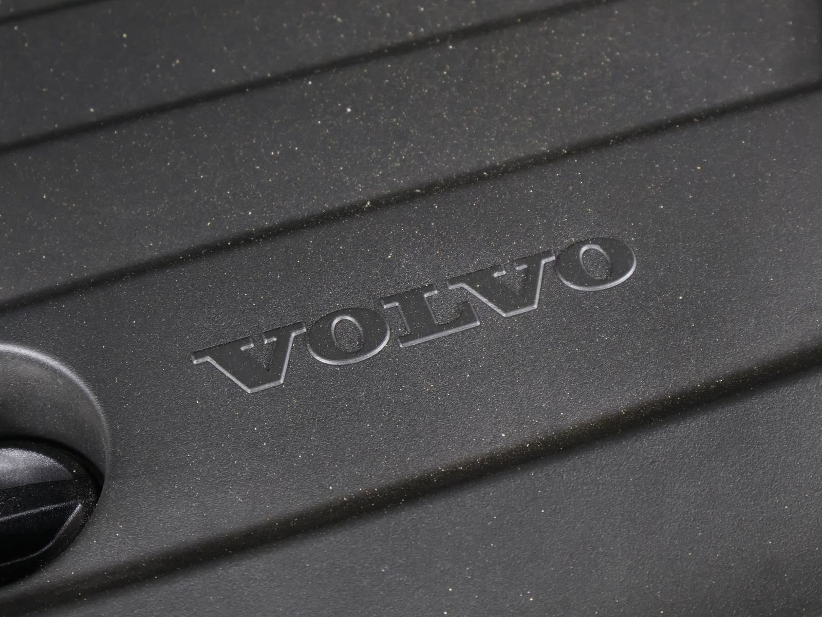 Certified 2025 Volvo XC40 B5 Plus AWD/4WD image 25