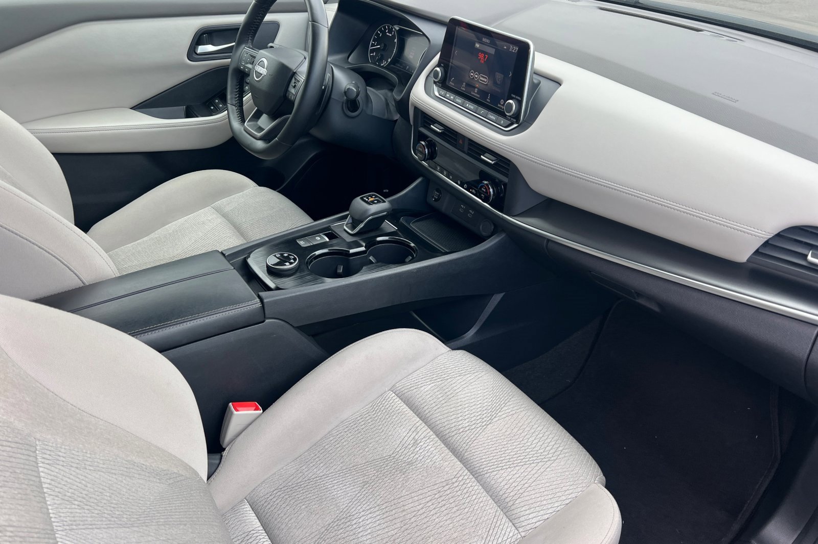 Used 2025 Nissan Rogue SV image 13