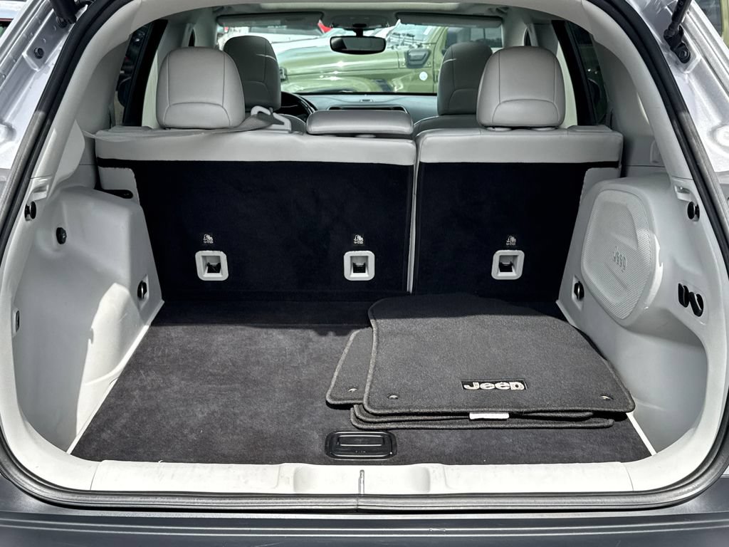 Used 2019 Jeep Cherokee Limited FWD image 11