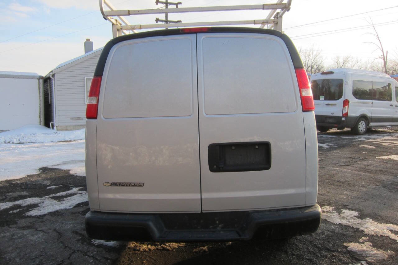 Used 2020 Chevrolet Express 3500 w/ Driver Convenience Package image 4