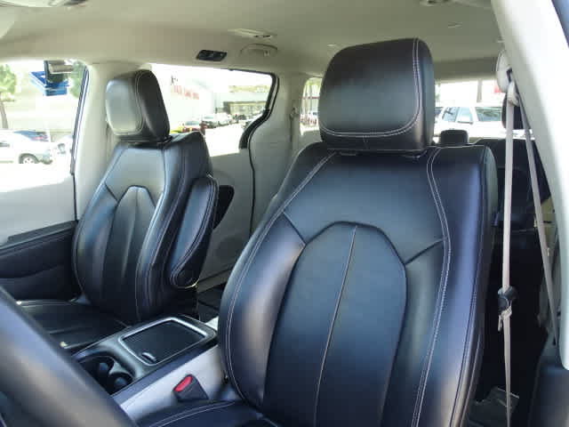 Used 2023 Chrysler Pacifica Touring-L FWD image 18