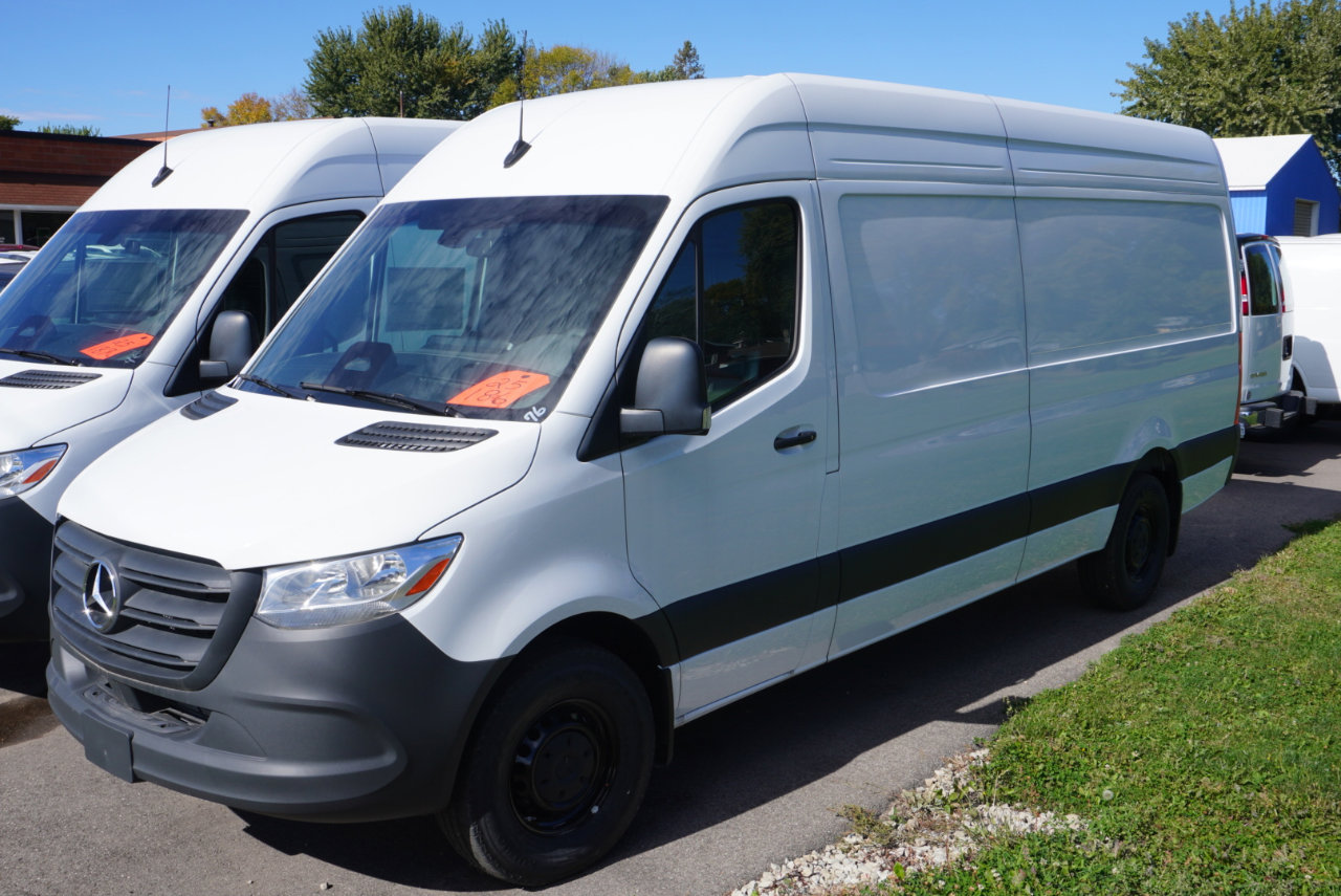 Used 2025 Mercedes-Benz Sprinter 2500 image 2