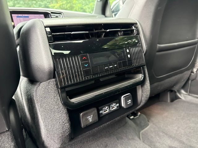 Used 2025 Jeep Wagoneer 4WD w/ Premium Group I image 16