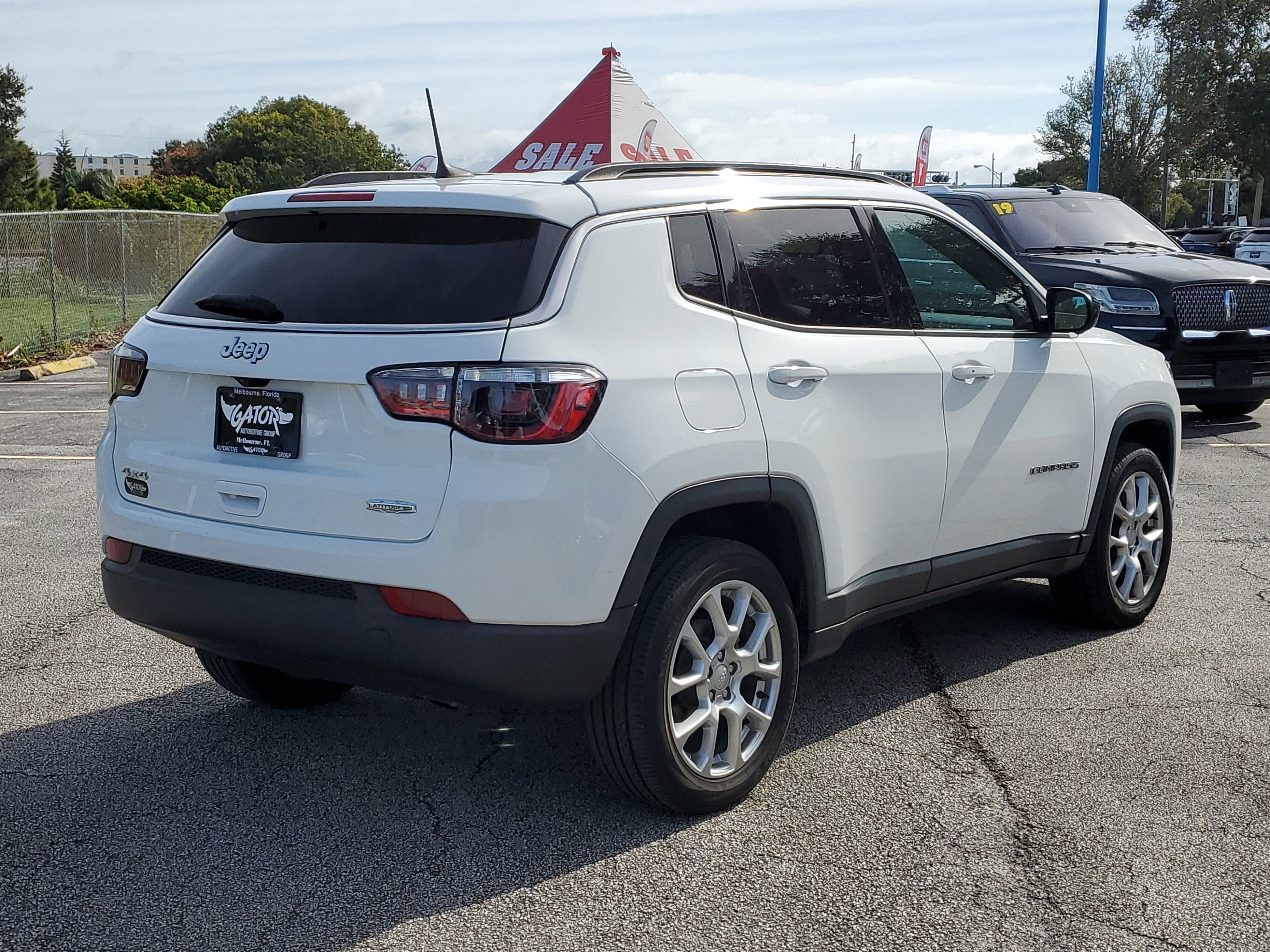 Used 2023 Jeep Compass Latitude image 4