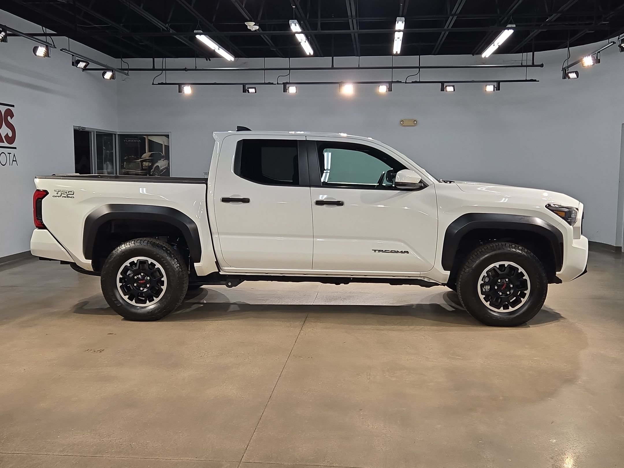 Certified 2025 Toyota Tacoma TRD Off-Road AWD/4WD image 8