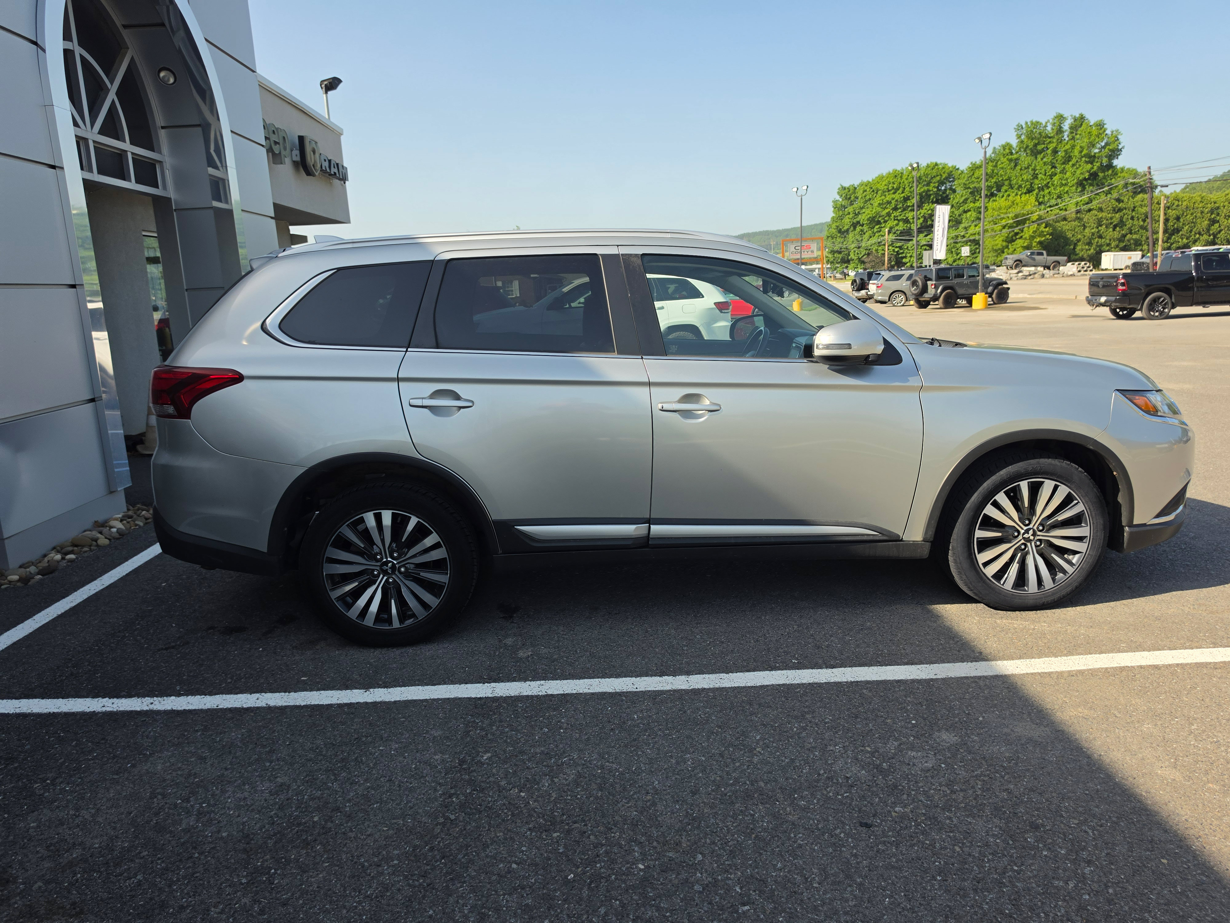 Used 2020 Mitsubishi Outlander SEL AWD/4WD image 2