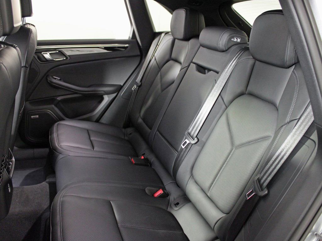 Certified 2025 Porsche Macan image 33