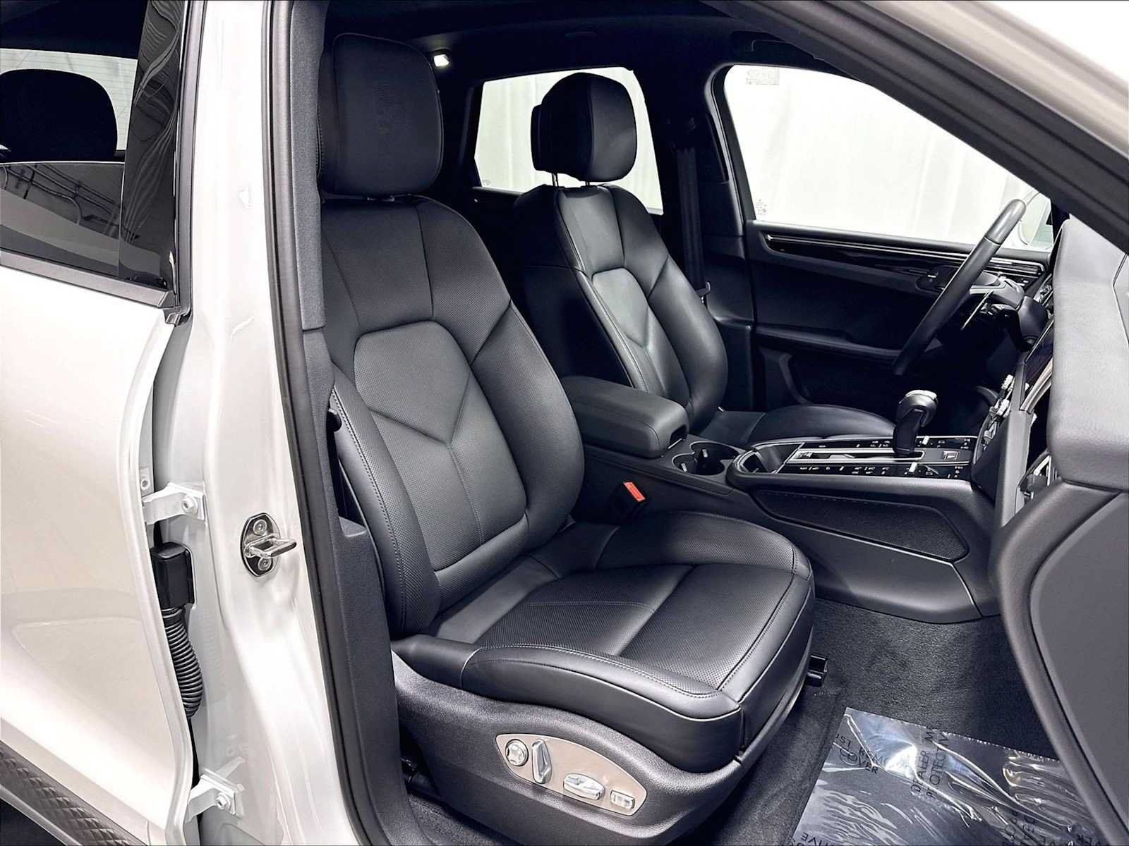 Used 2026 Porsche Macan AWD/4WD image 29