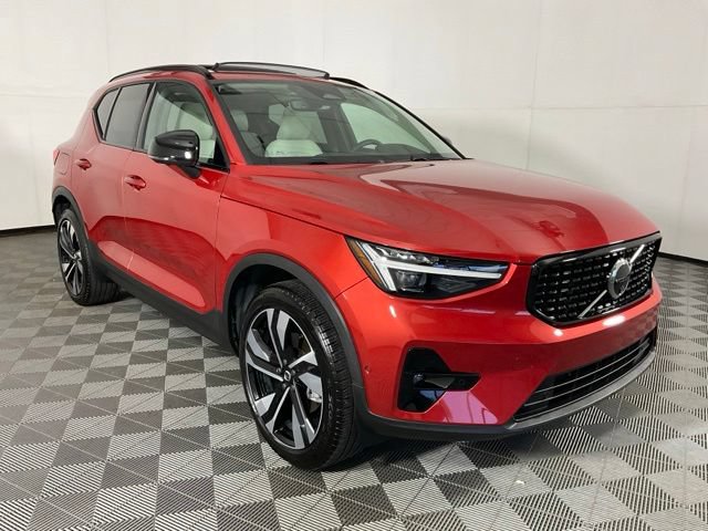 Certified 2025 Volvo XC40 B5 Ultra AWD/4WD image 3