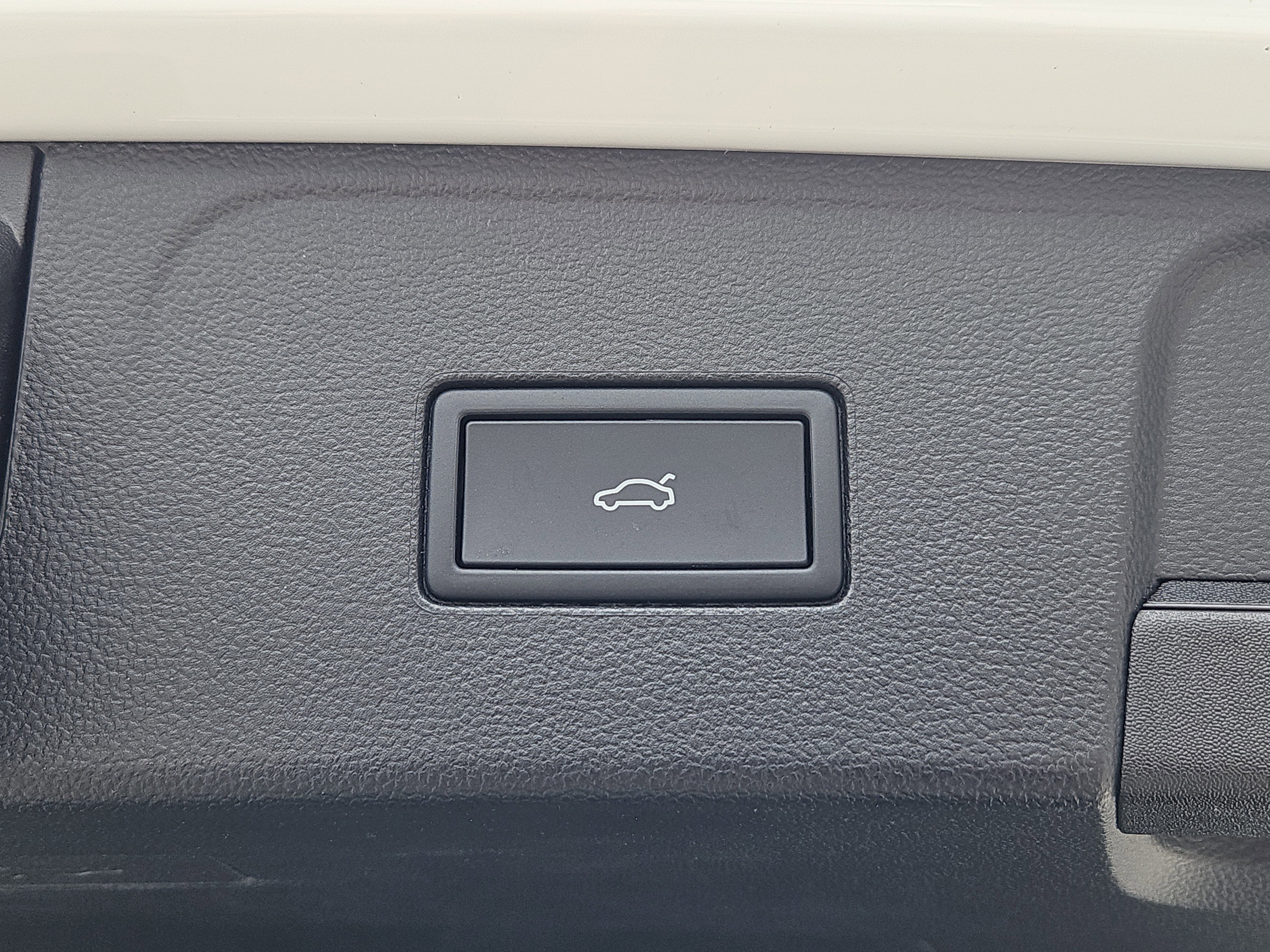 Certified 2025 Volkswagen Atlas SEL Premium R-Line image 19