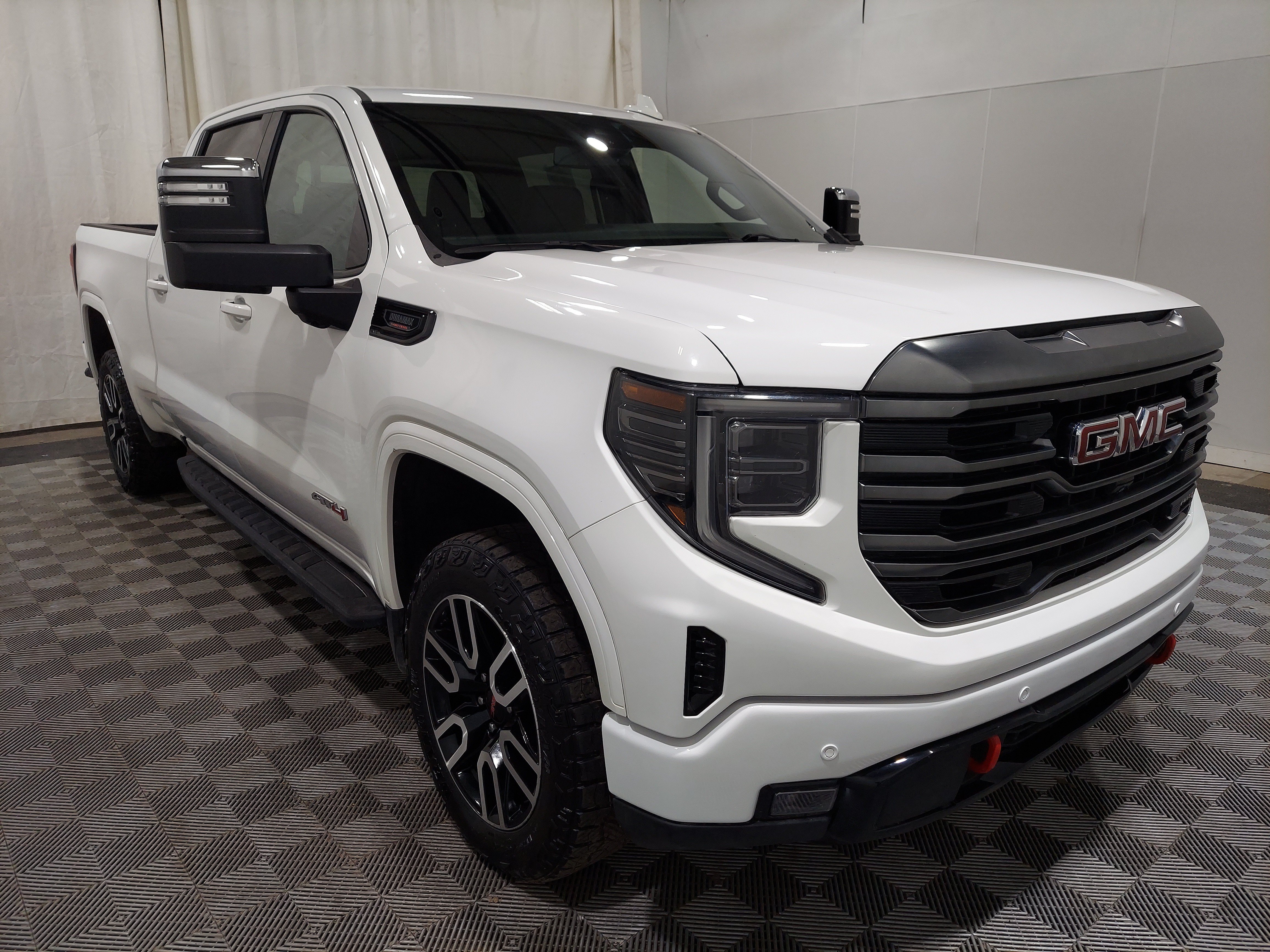 Used 2024 GMC Sierra 1500 AT4 w/ AT4 Premium Package AWD/4WD image 4