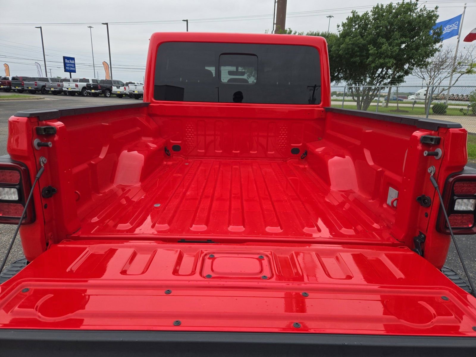 Used 2020 Jeep Gladiator Rubicon AWD/4WD image 25