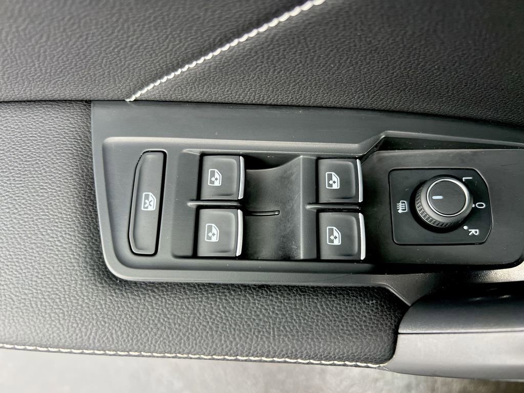 Used 2022 Volkswagen Tiguan SE R-Line image 20