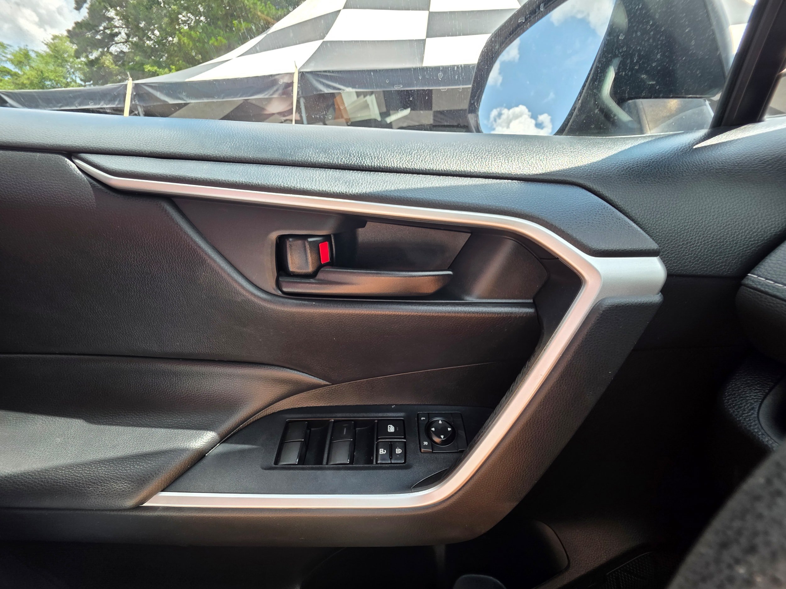 Used 2022 Toyota RAV4 LE w/ Carpet Mat Package (TMS) AWD/4WD image 17