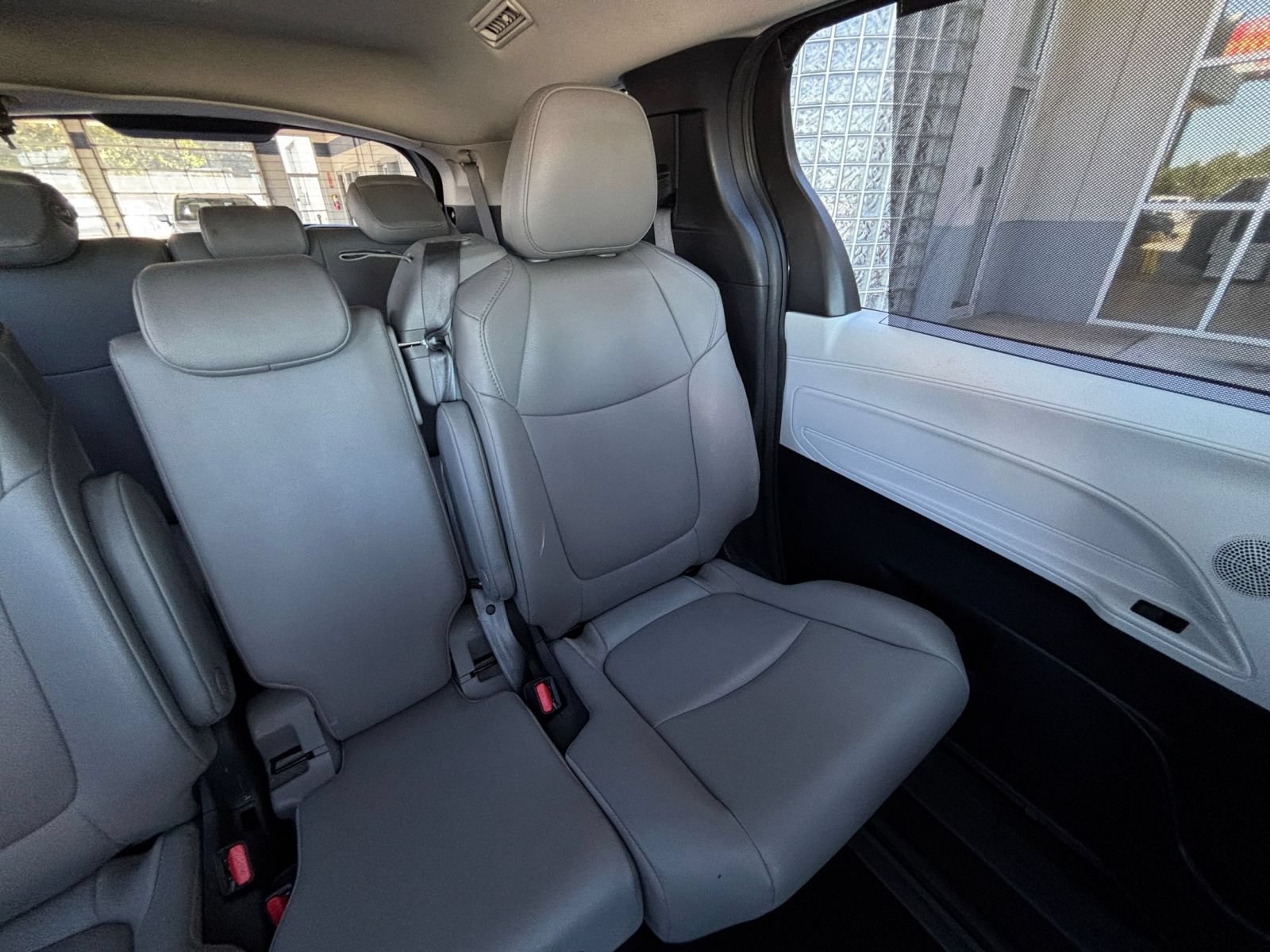 Used 2025 Toyota Sienna XLE FWD image 39