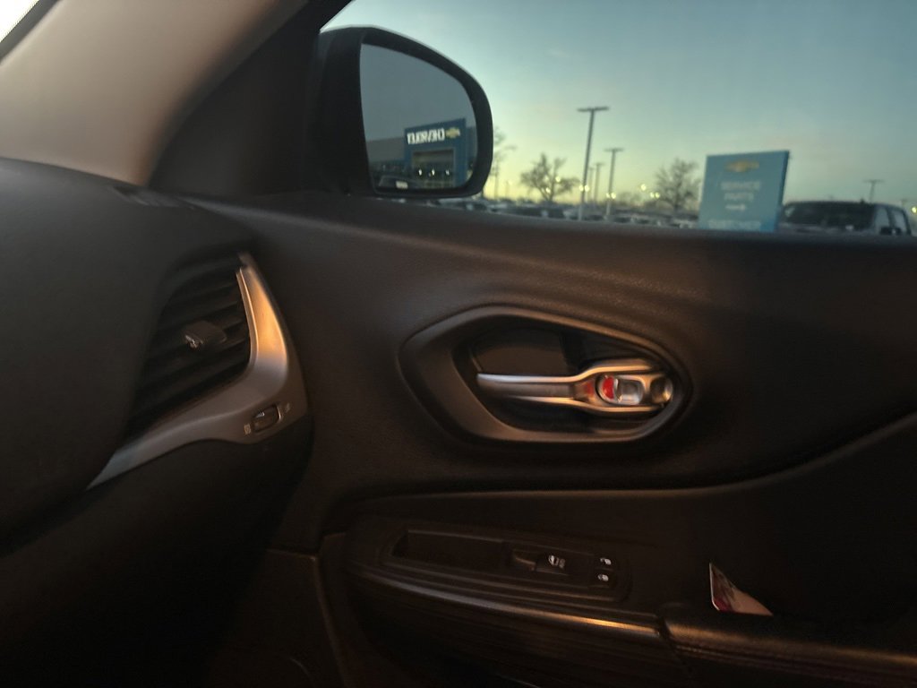 Used 2016 Jeep Cherokee Trailhawk w/ Comfort/Convenience Group image 19