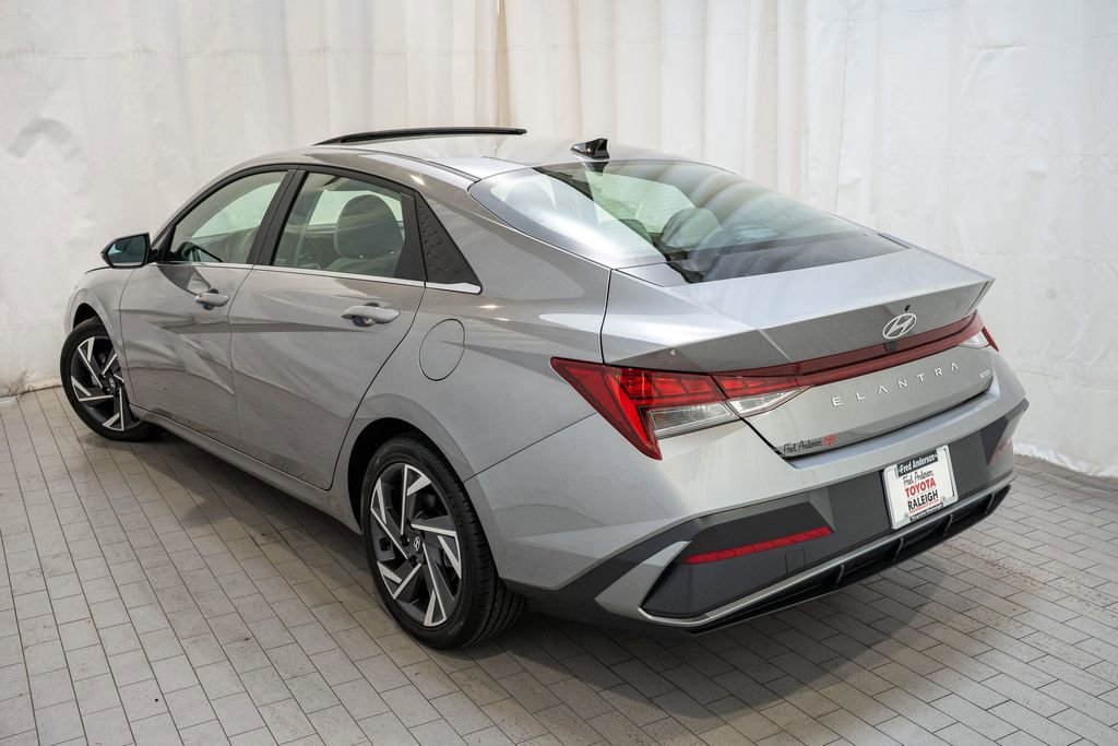 Used 2025 Hyundai Elantra Limited image 3