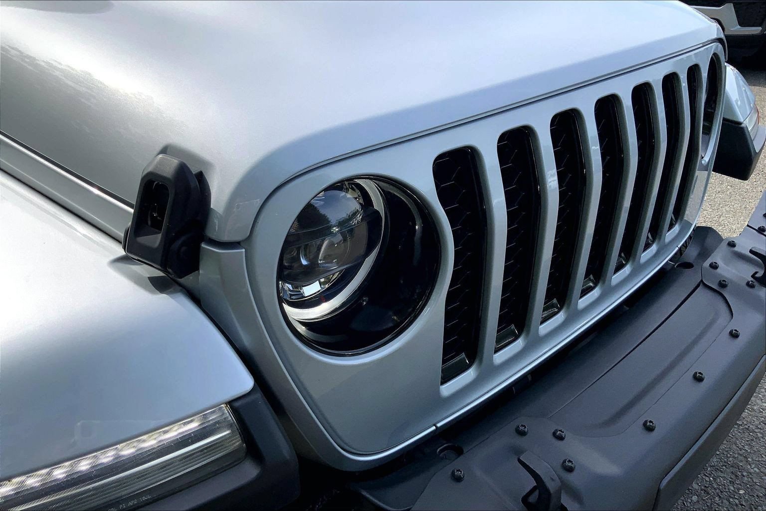 Certified 2023 Jeep Gladiator Sport AWD/4WD image 23