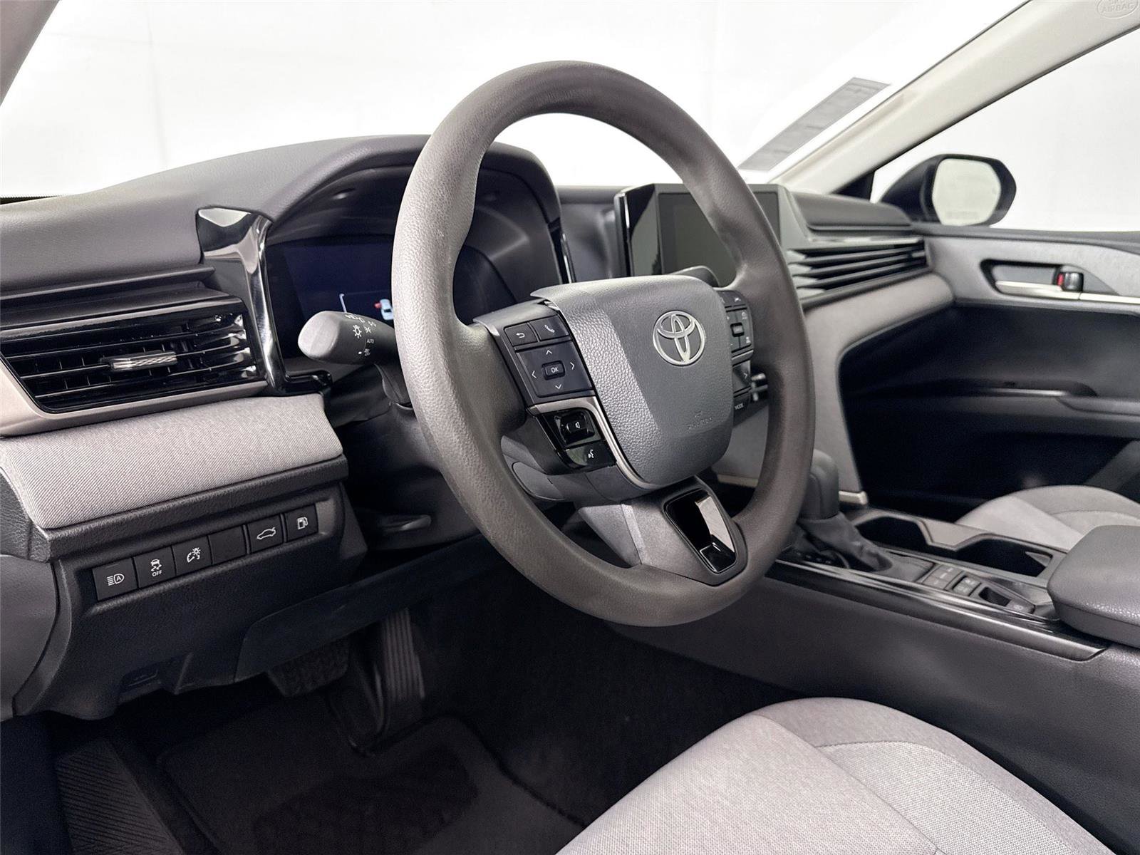 Used 2025 Toyota Camry LE w/ Convenience Package image 4