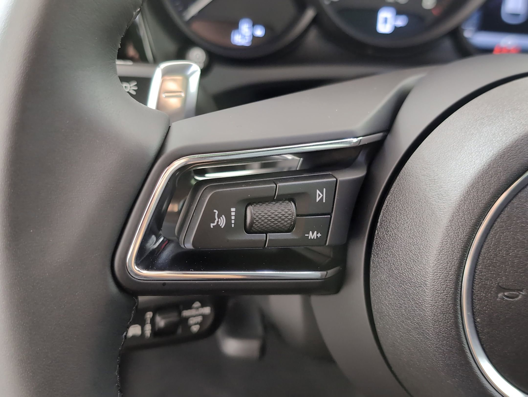 Certified 2025 Porsche Macan AWD/4WD image 28