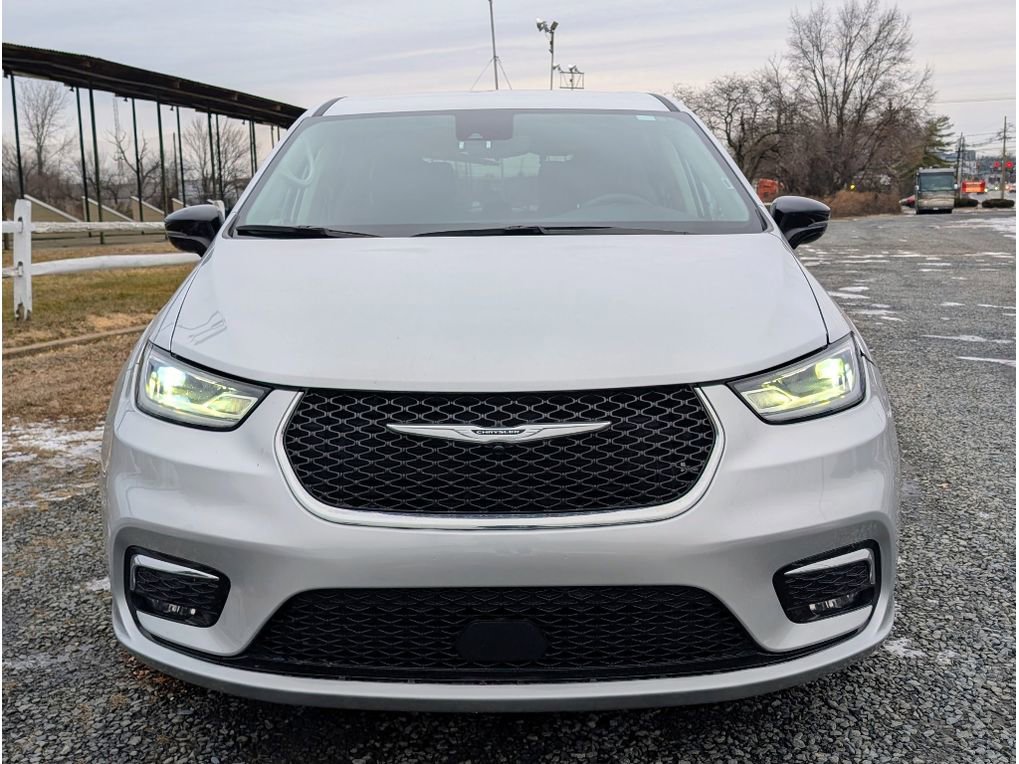 Used 2024 Chrysler Pacifica Touring-L image 2