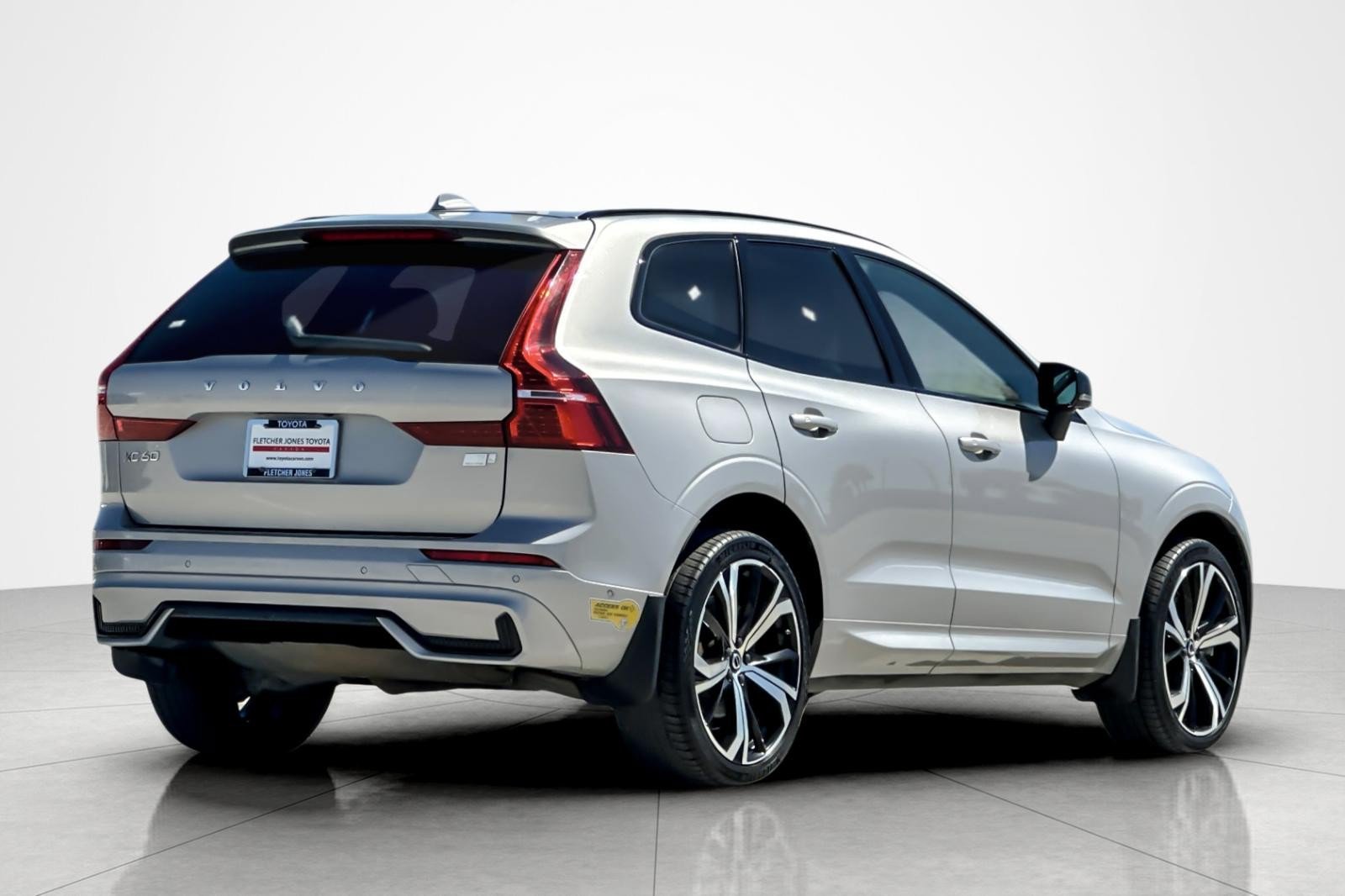 Used 2022 Volvo XC60 T8 R-Design w/ Advanced Package AWD/4WD image 5