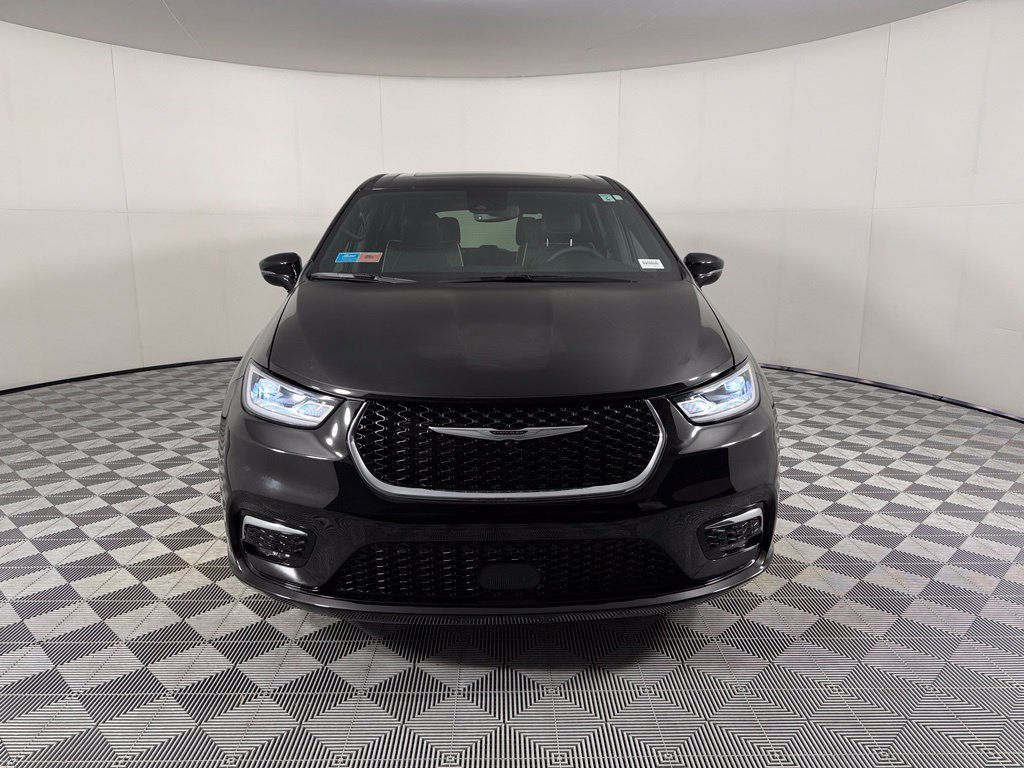Used 2026 Chrysler Pacifica Limited FWD image 2