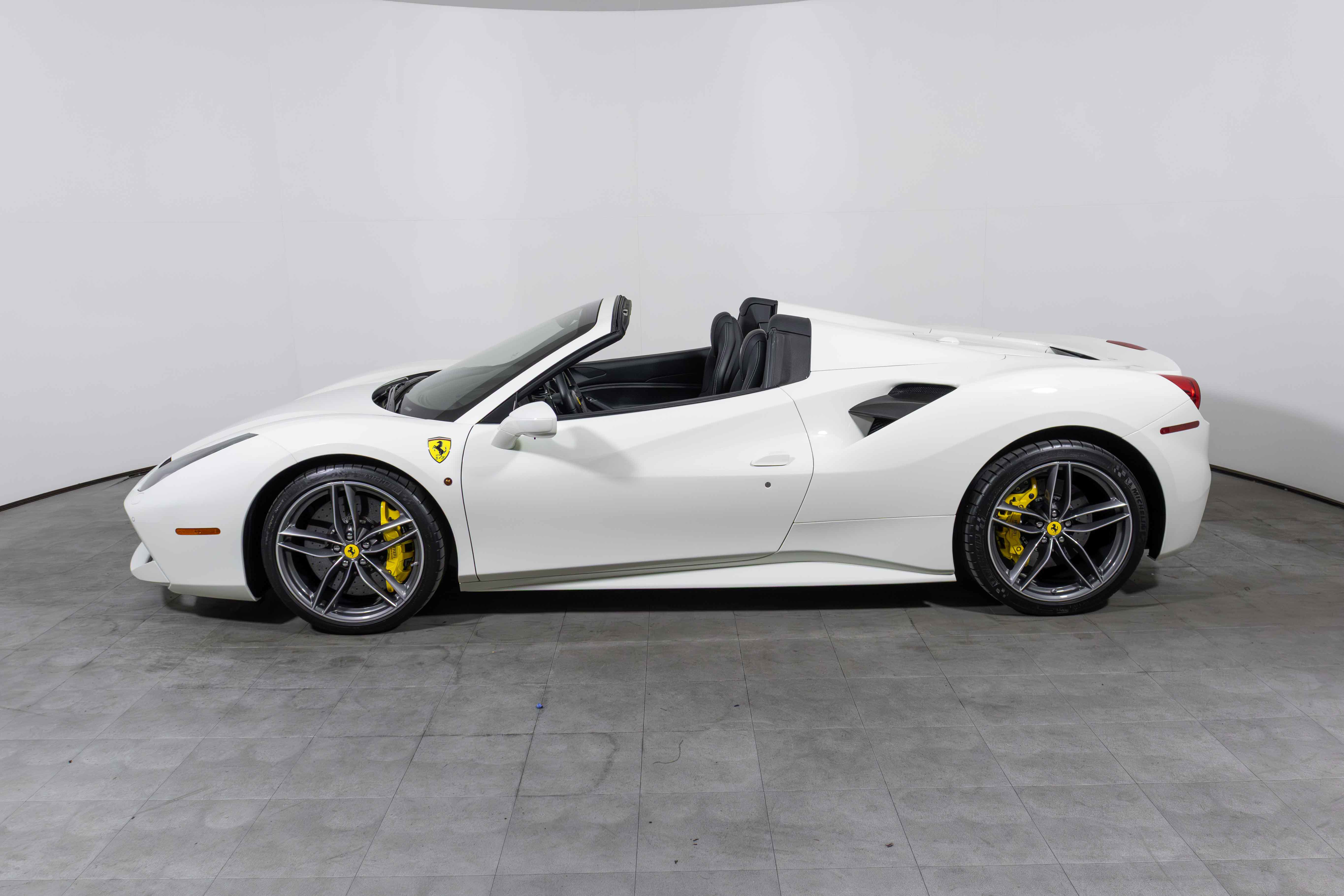 Used 2018 Ferrari 488 Spider image 5