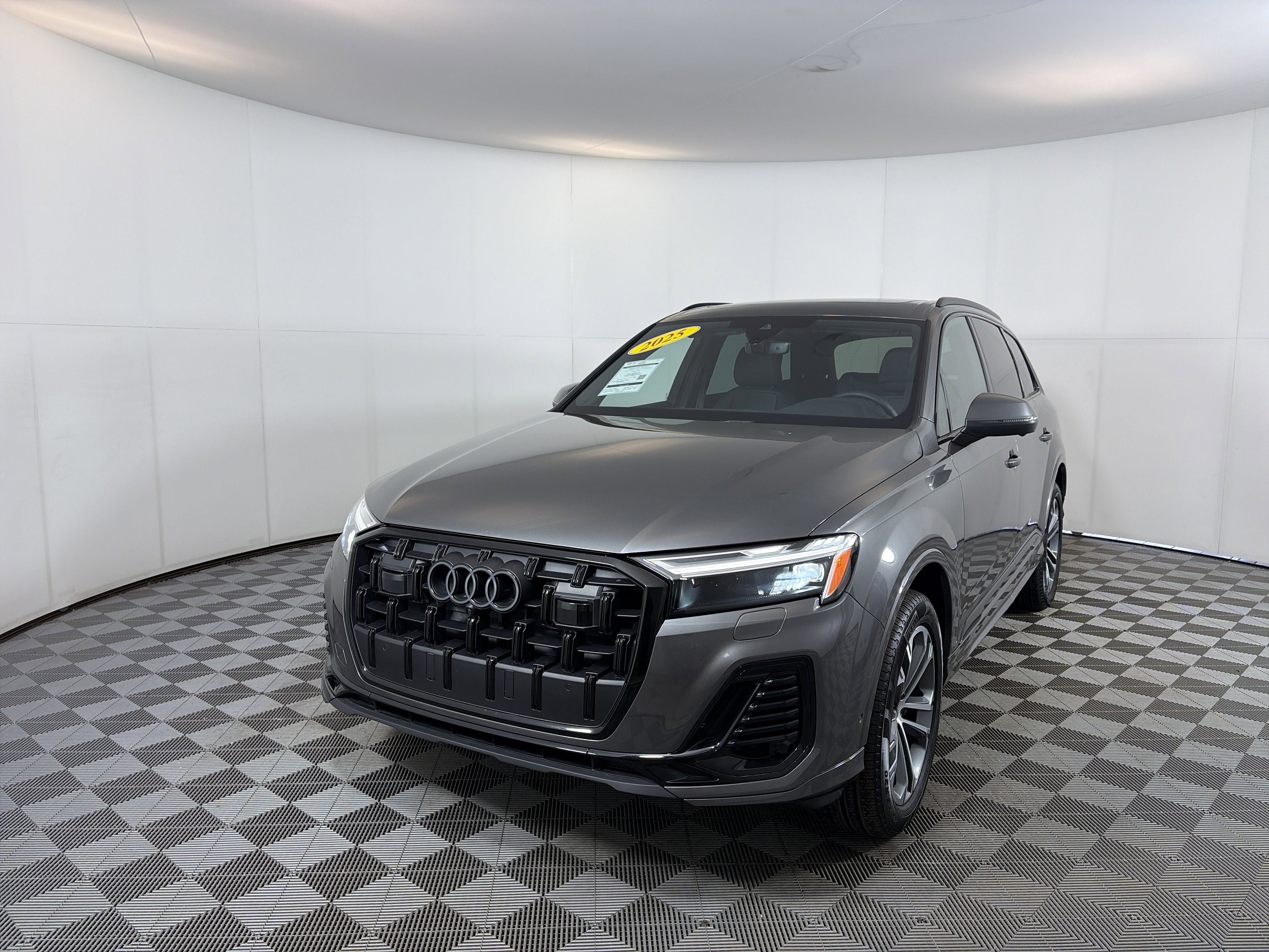 Used 2025 Audi Q7 2.0T Premium w/ Convenience Plus Package AWD/4WD image 2