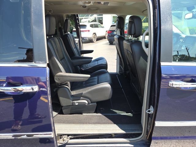 Used 2012 Chrysler Town & Country Touring-L w/ Driver Convenience Group FWD image 12