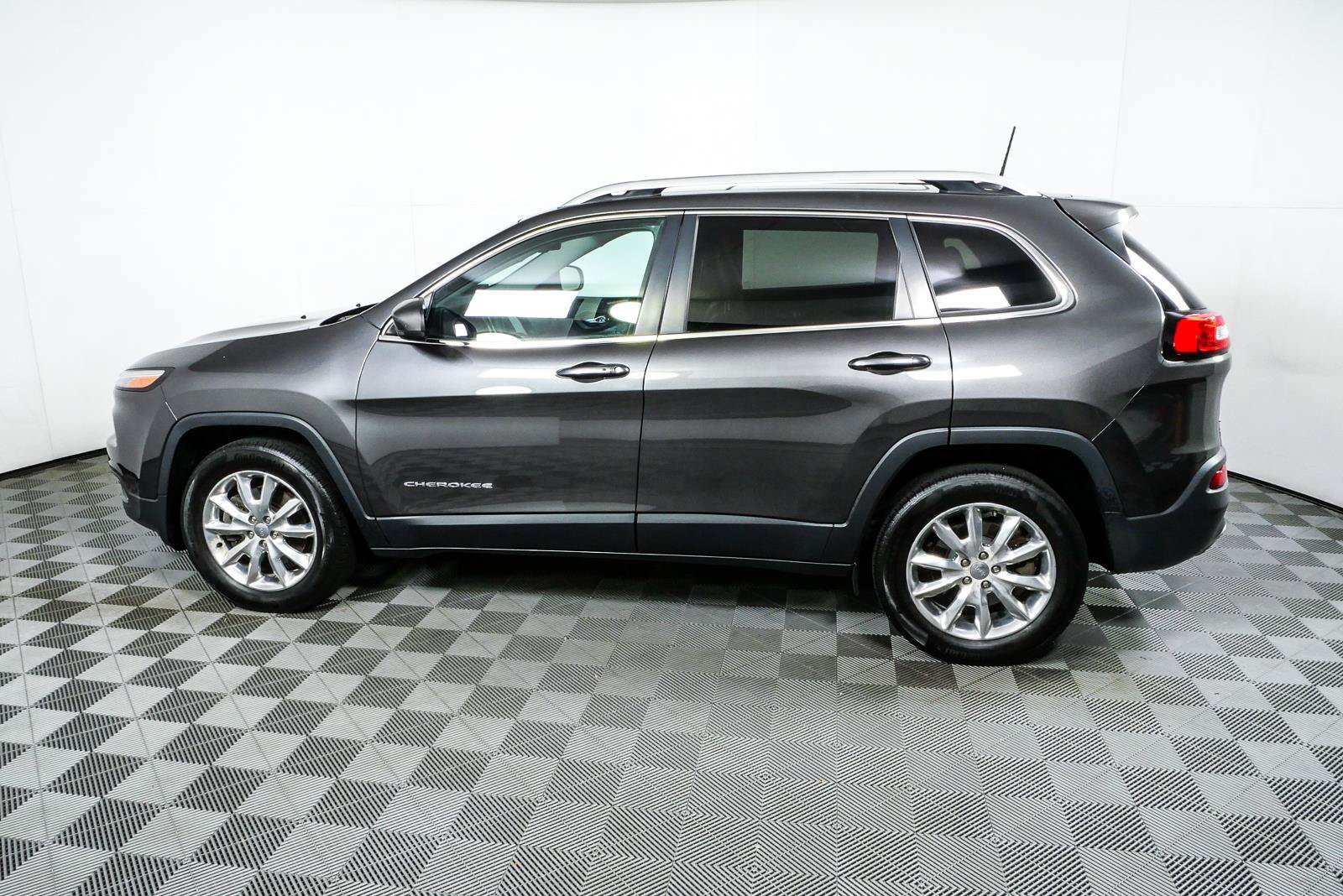 Used 2016 Jeep Cherokee Limited AWD/4WD image 29