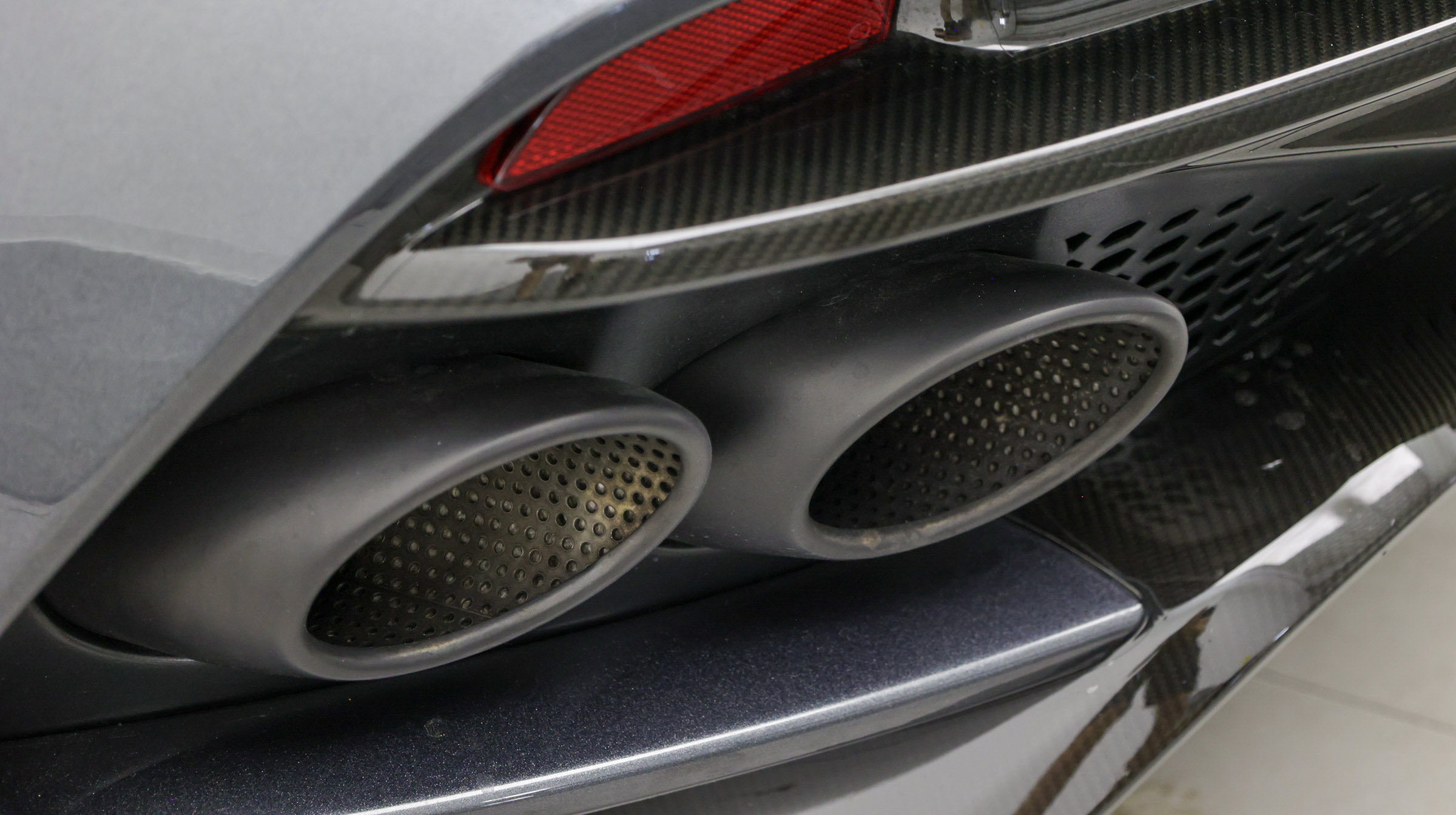 Used 2019 Aston Martin DBS Superleggera RWD image 16
