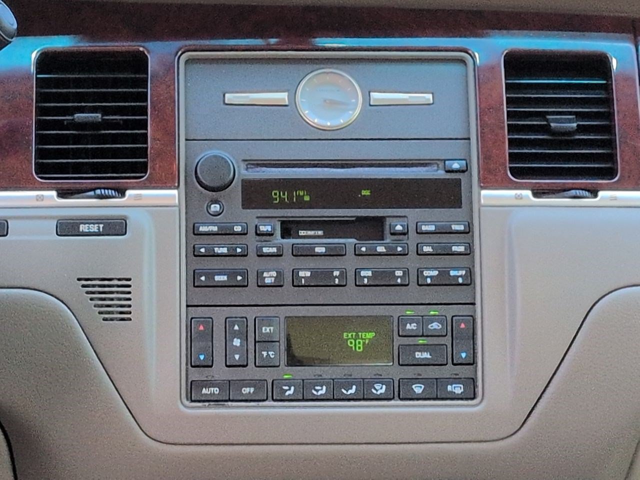 Used 2003 Lincoln Town Car Executive RWD image 18