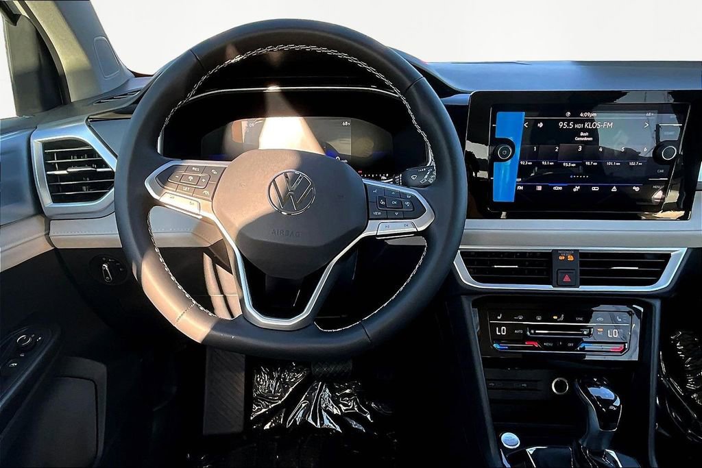 New 2026 Volkswagen Taos SE image 8
