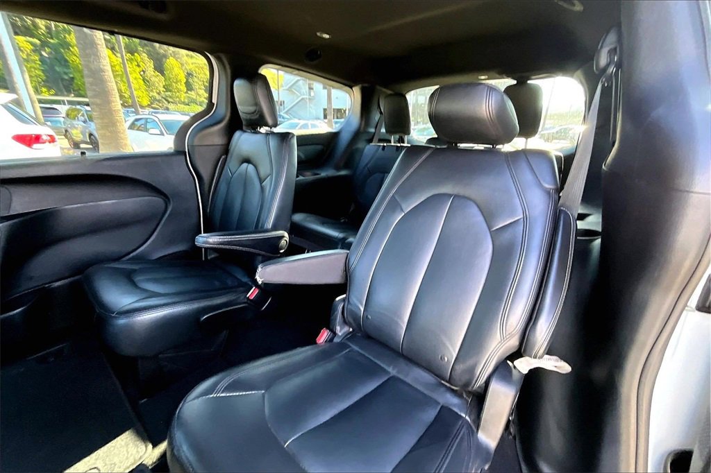 Used 2019 Chrysler Pacifica Touring Plus w/ S Appearance Package image 15