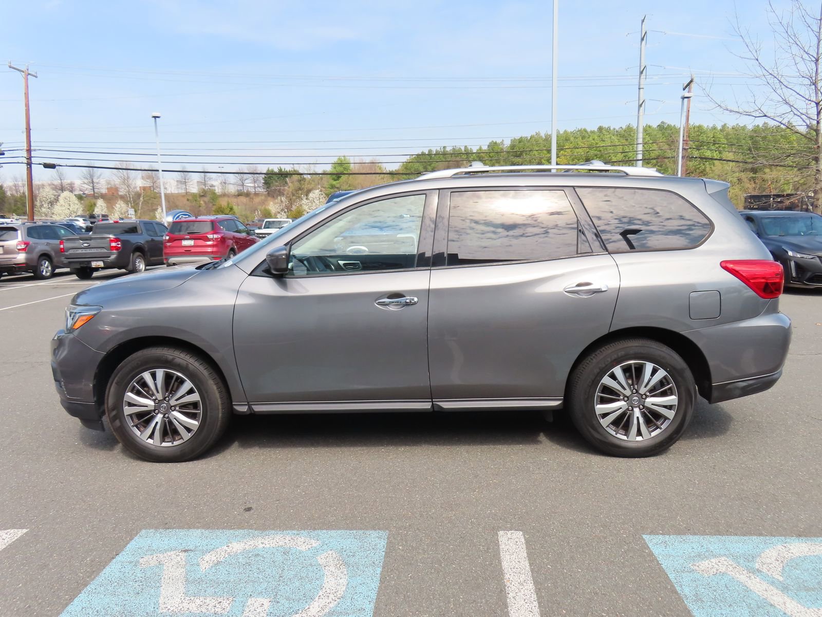 Used 2019 Nissan Pathfinder SV image 8