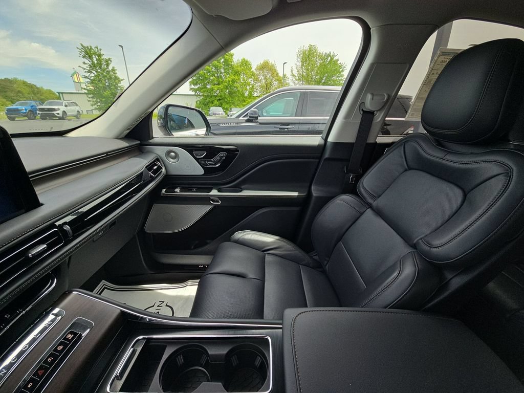 Used 2025 Lincoln Aviator Reserve w/ Equipment Group 201A AWD/4WD image 13