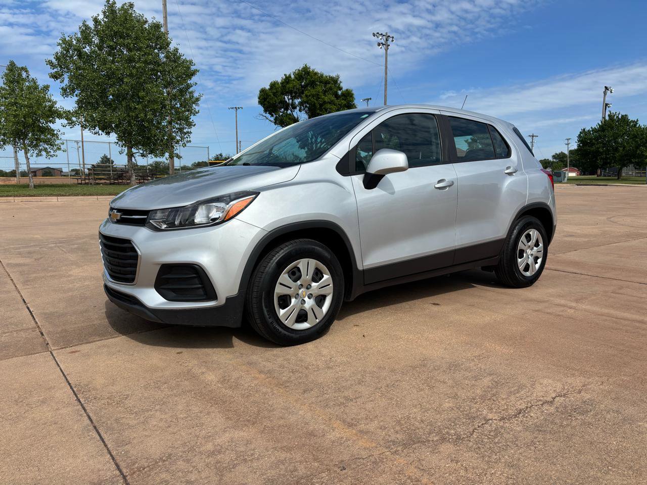 Used 2019 Chevrolet Trax LS w/ LPO, Cargo Package FWD image 2