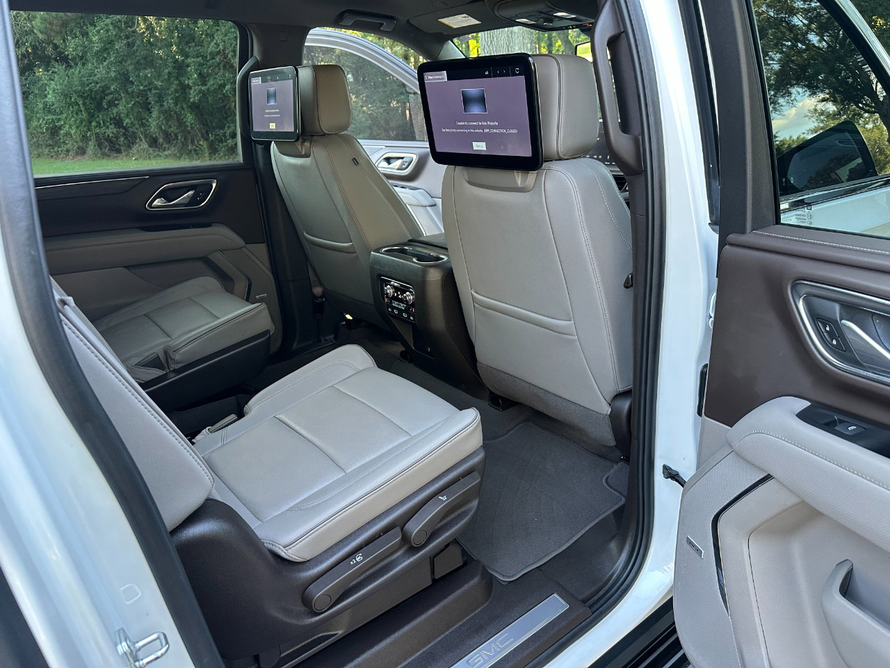 Used 2024 GMC Yukon XL SLT w/ SLT Luxury Package image 24