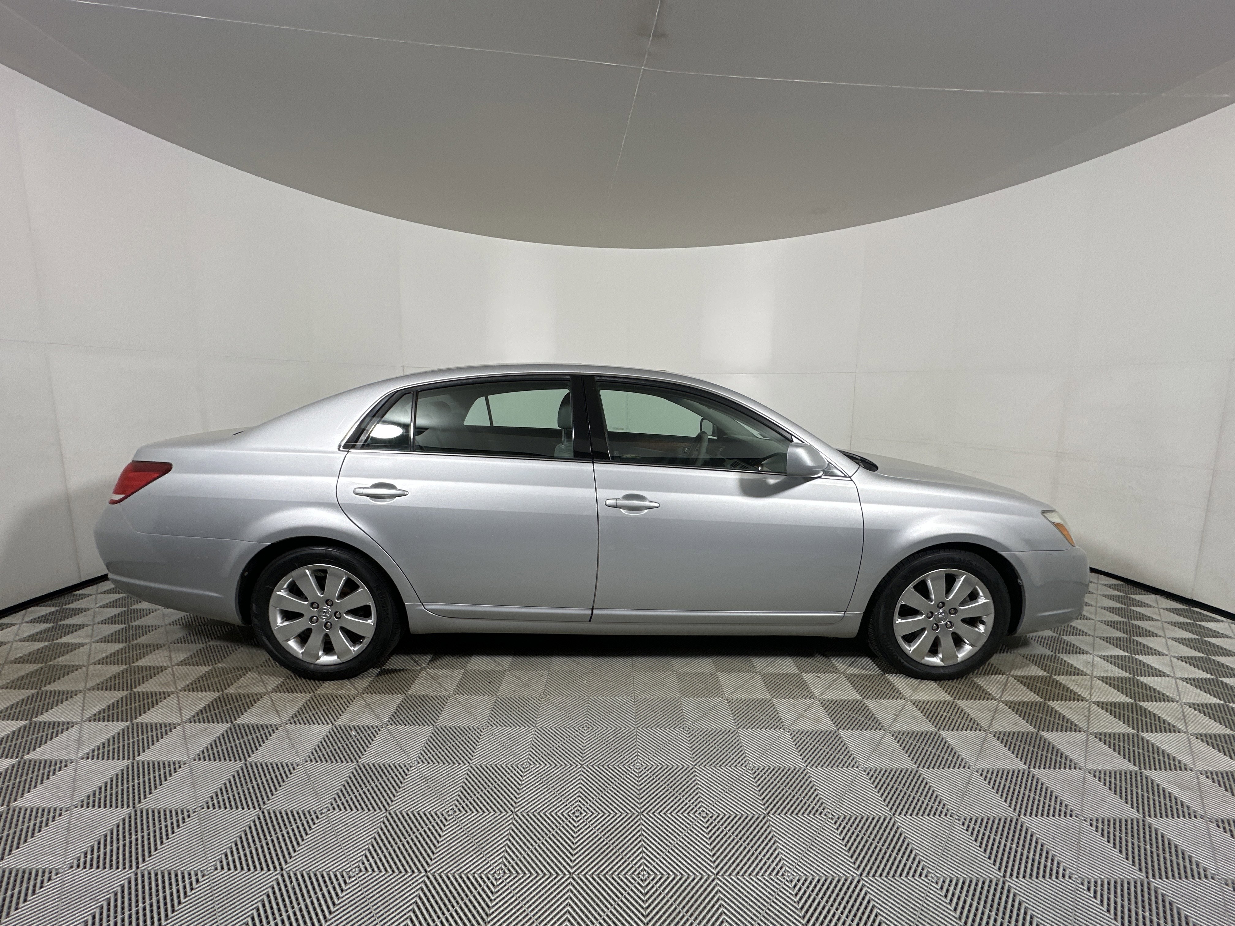 Used 2006 Toyota Avalon XLS image 8