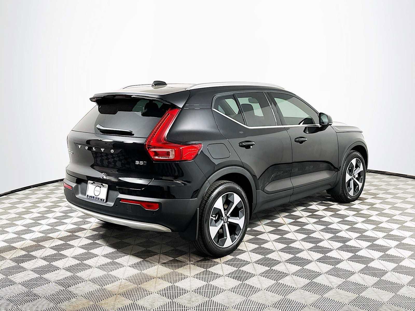 Used 2025 Volvo XC40 B5 Core w/ Climate Package image 7