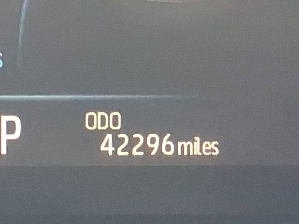 Used 2025 Toyota Sienna LE image 2