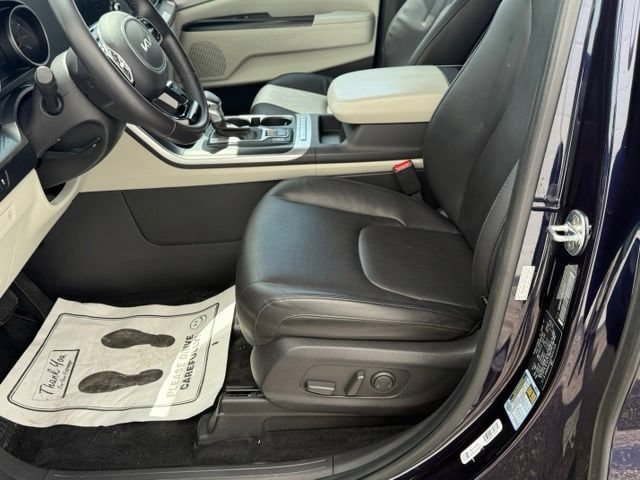 Used 2023 Kia Carnival LX FWD image 26