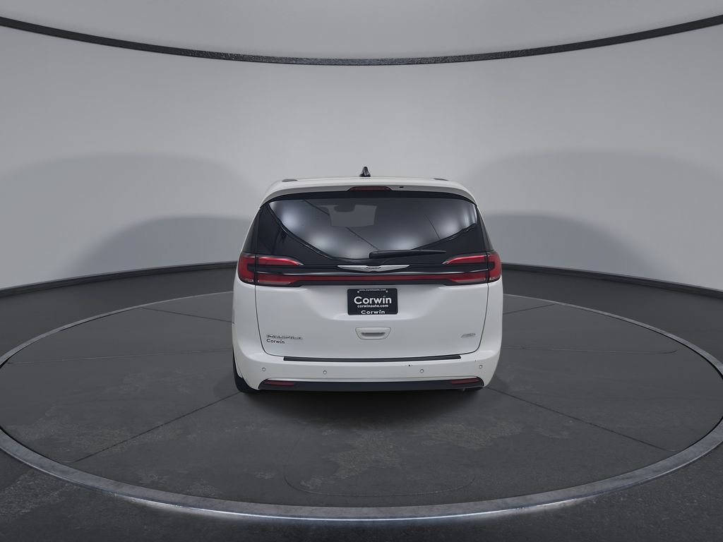 Used 2025 Chrysler Pacifica Select AWD/4WD image 15