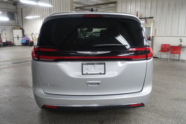 Used 2024 Chrysler Pacifica Touring-L FWD image 6