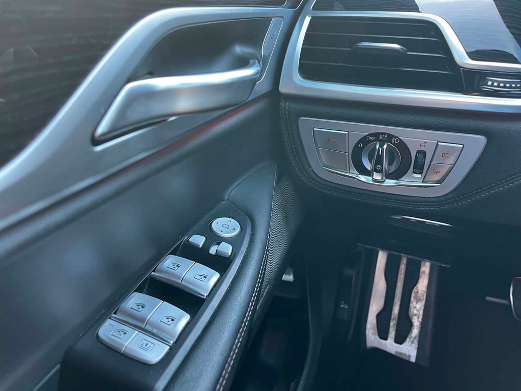 Used 2018 BMW 750i xDrive AWD/4WD image 24