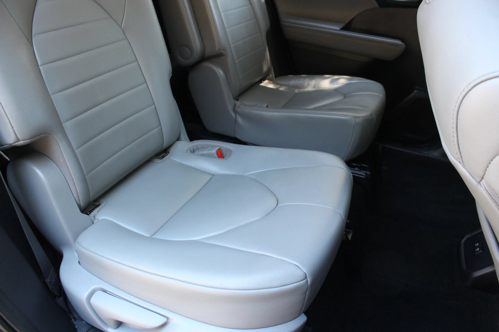 Used 2021 Toyota Highlander XLE AWD/4WD image 24